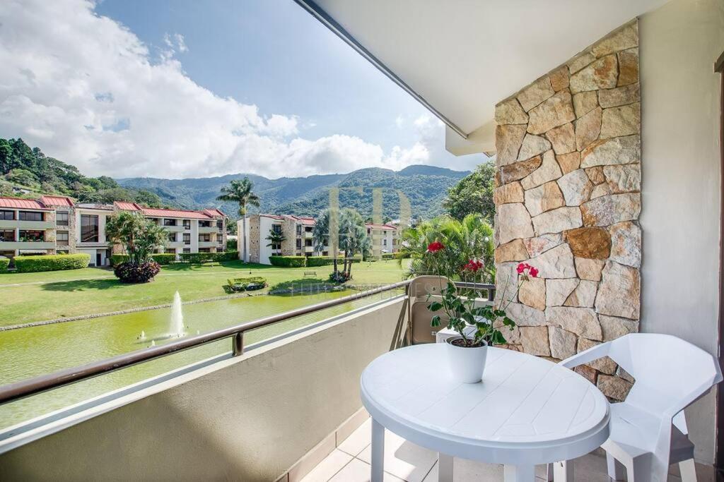 Cr Mariposa Rentals Lakeview Penthouse With Office Space, Pool, Gym, Tennis Santa Ana  Bagian luar foto