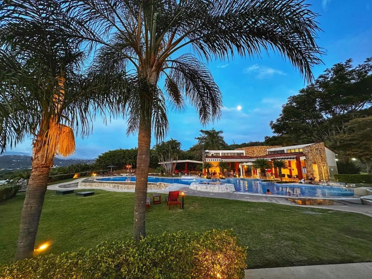 Cr Mariposa Rentals Lakeview Penthouse With Office Space, Pool, Gym, Tennis Santa Ana  Bagian luar foto