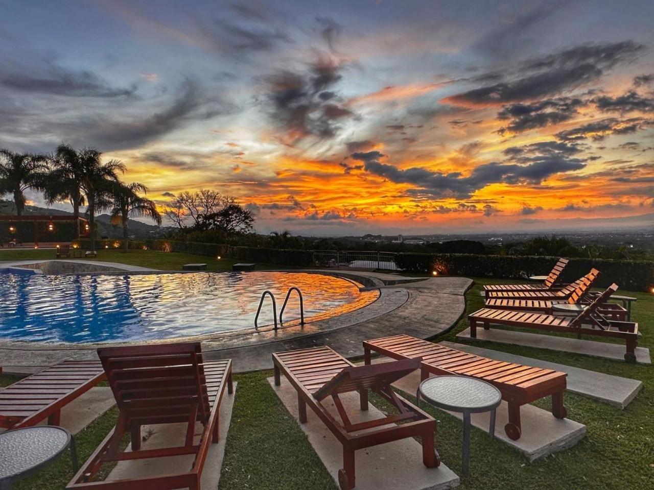 Cr Mariposa Rentals Lakeview Penthouse With Office Space, Pool, Gym, Tennis Santa Ana  Bagian luar foto