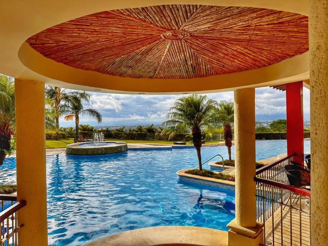 Cr Mariposa Rentals Lakeview Penthouse With Office Space, Pool, Gym, Tennis Santa Ana  Bagian luar foto