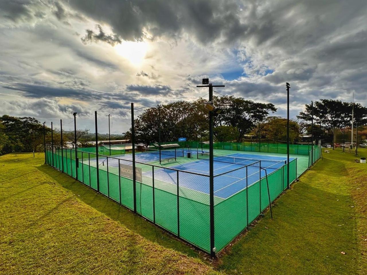 Cr Mariposa Rentals Lakeview Penthouse With Office Space, Pool, Gym, Tennis Santa Ana  Bagian luar foto